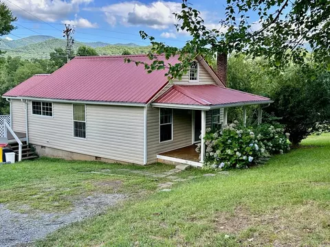136 W Vineyard, Hayesville, NC 28904