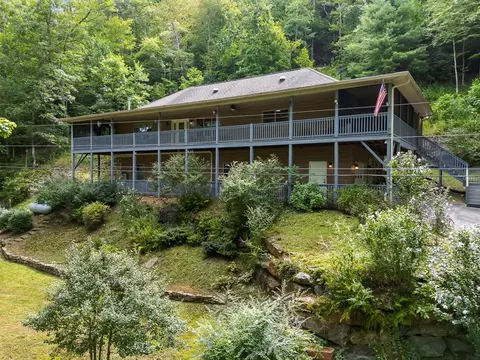 204 Hiawassee River Rd, Brasstown, NC 28902