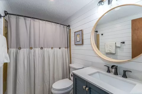 Bath - 125 Ridgewood Dr, Murphy, NC 28906 photo 1 of 6
