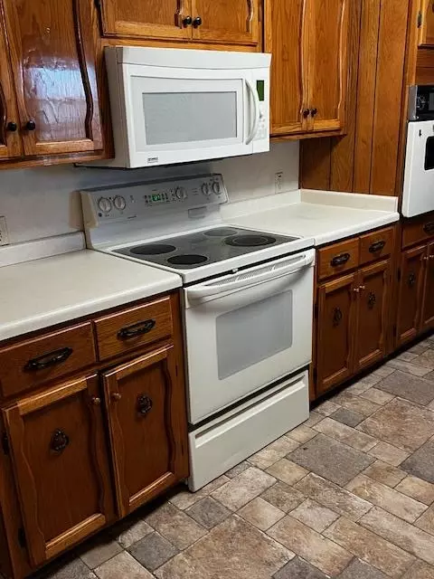 Kitchen - 1966 Hwy 142 E, Covington, GA 30014 photo 3 of 11
