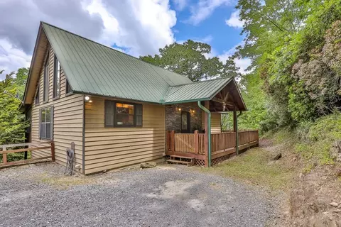 101 Moonshine Mountain Rd, Mineral Bluff, GA 30559