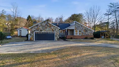 195 Hogsed Rd, Hiawassee, GA 30546