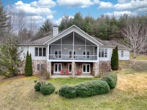 105 Carroll Lake Ln, Hayesville, NC 28904
