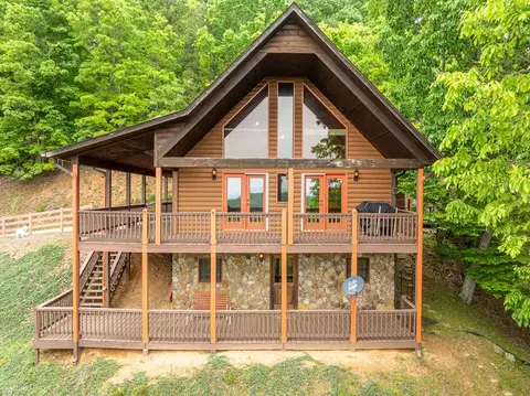 818 Five Forks Dr, Murphy, NC 28906