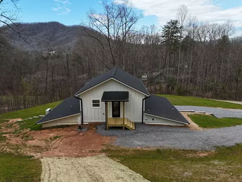 Exterior - 472 Hogsed Dr, Hayesville, NC 28904 photo 11 of 16