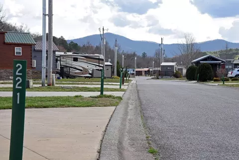 221 Golden Nugget, Blairsville, GA 30512