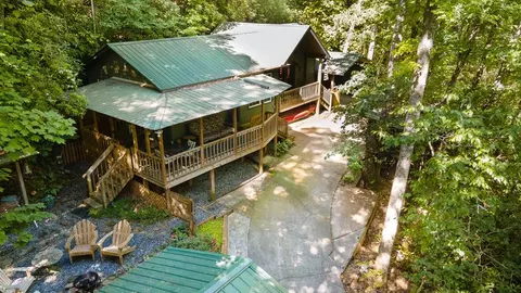 1180 Ruby Lake Dr, Hiawassee, GA 30546