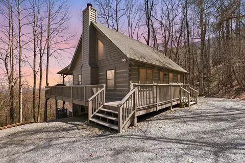 304 Ridge Cir, Blue Ridge, GA 30513