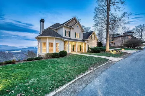 1436 Harris Ridge Dr, Young Harris, GA 30582