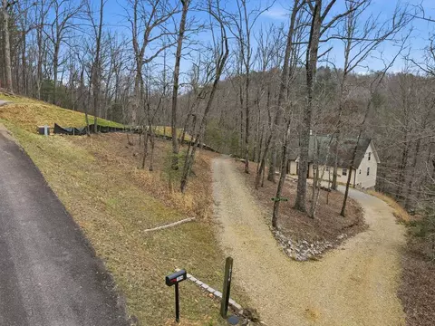 1914 Creekstone Ln, Young Harris, GA 30582