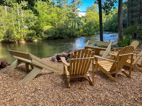 916 Riverside Ln, Blue Ridge, GA 30513