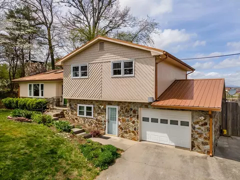 Exterior - 134 E Second St, Blue Ridge, GA 30513 photo 2 of 6