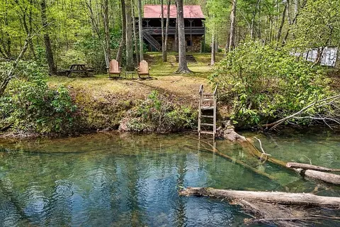 545 Laurel Cir, Blue Ridge, GA 30513
