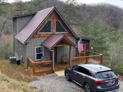 313 Lexington Dr, Brasstown, NC 28902