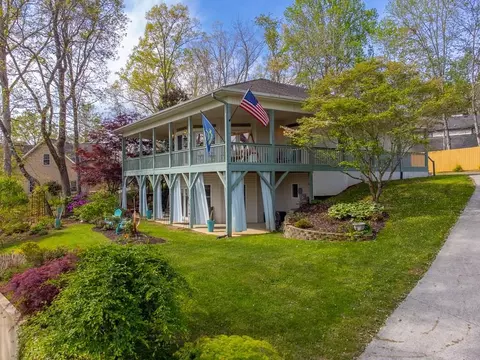 218 Lakeshore Dr, Hayesville, NC 28904