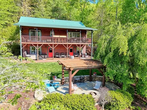 71 Leisure Time Ln, Murphy, NC 28906