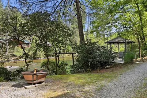 906 Riverside Ln, Blue Ridge, GA 30513