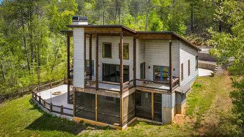 670 River Hill Rd, Mineral Bluff, GA 30559