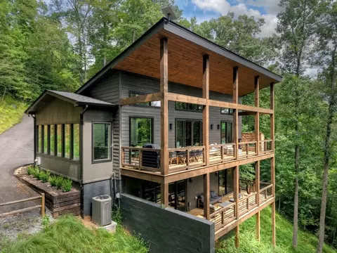 271 Toccoa Preserve Ct, Blue Ridge, GA 30513