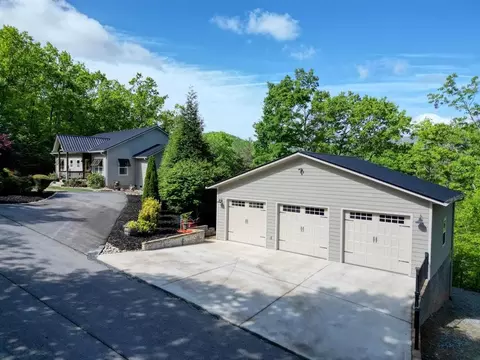2406 Big Cove Dr, Hiawassee, GA 30546