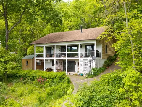 569 Sunnyside Shrs, Hiawassee, GA 30546