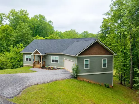 1060 Chatuge Village Cir, Hayesville, NC 28904
