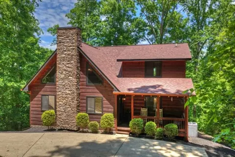 565 Catawba Cir, Ellijay, GA 30540
