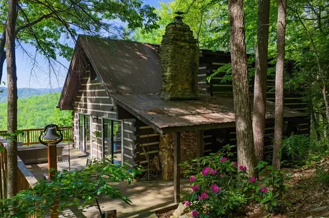 1049 Rockwater Rd, Ellijay, GA 30536