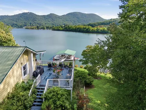 1035 Laurel Ln, Hiawassee, GA 30546