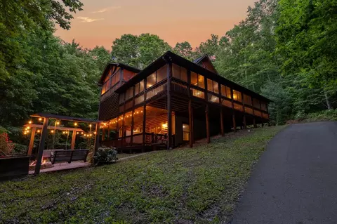 220 Solar Dr, Blue Ridge, GA 30513