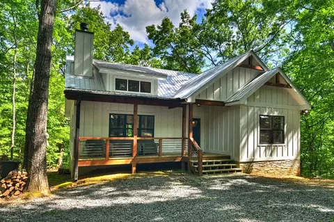 285 Pine Terrace Cir, Blue Ridge, GA 30513