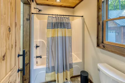 Bath - 800 Wise Rd, Morganton, GA 30560 photo 5 of 10