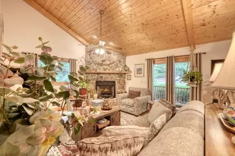 Living - 280 Fox Trot Ln, Murphy, NC 28906 photo 2 of 4