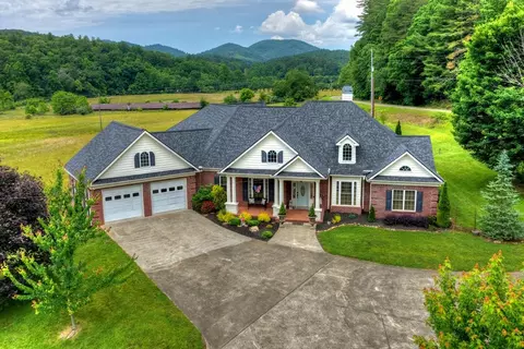20 Dial Rd, Blue Ridge, GA 30513
