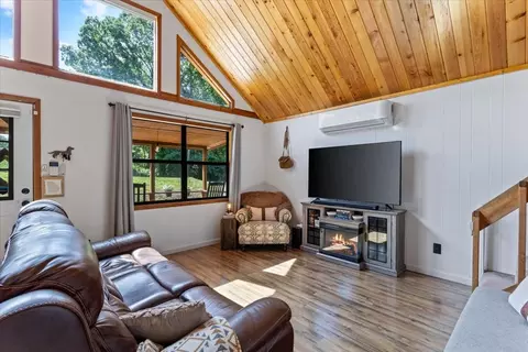 Living - 321 Sunrise St, Murphy, NC 28906 photo 2 of 3