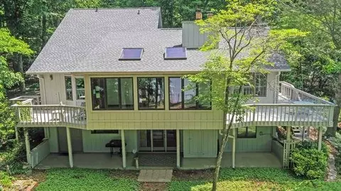 561 Long View Dr, Hiawassee, GA 30546