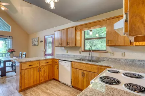Kitchen - 66 Black Bear Trce, Murphy, NC 28906 photo 3 of 4