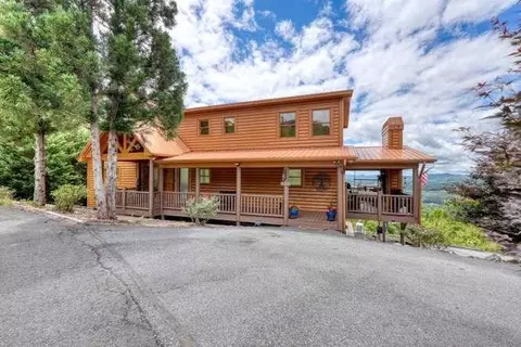 628 Madison Ln, Brasstown, NC 28902