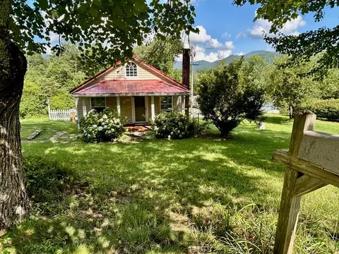 136 W Vineyard, Hayesville, NC 28904