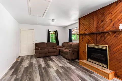 Living - 60 Fleming St, Murphy, NC 28906 photo 2 of 9