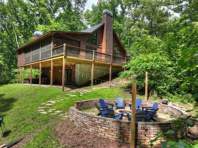 200 Forest View Ln, Mineral Bluff, GA 30559