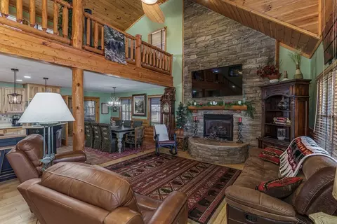 Living - 126 River Top Vw, Murphy, NC 28906 photo 2 of 5