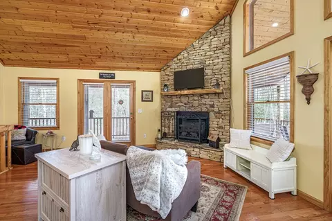 Living - 198 Dew Drop Ln, Murphy, NC 28906 photo 3 of 6