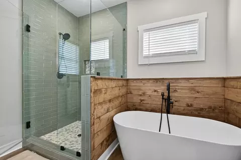 Bath - 720 Split Creek Rd, Morganton, GA 30560 photo 2 of 5