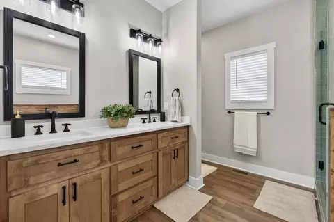 Bath - 720 Split Creek Rd, Morganton, GA 30560 photo 3 of 5