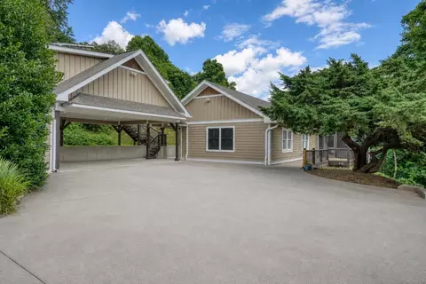 228 Country Club Dr, Clayton, GA 30525