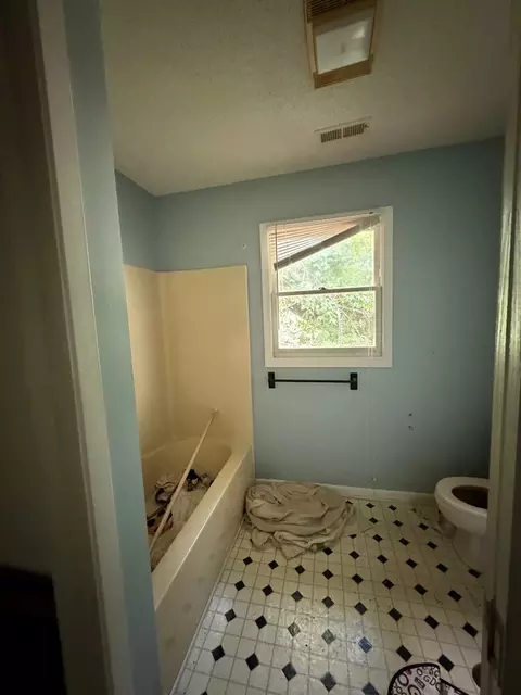 Bath - 1634 Crisp Rd, Murphy, NC 28906 photo 2 of 2