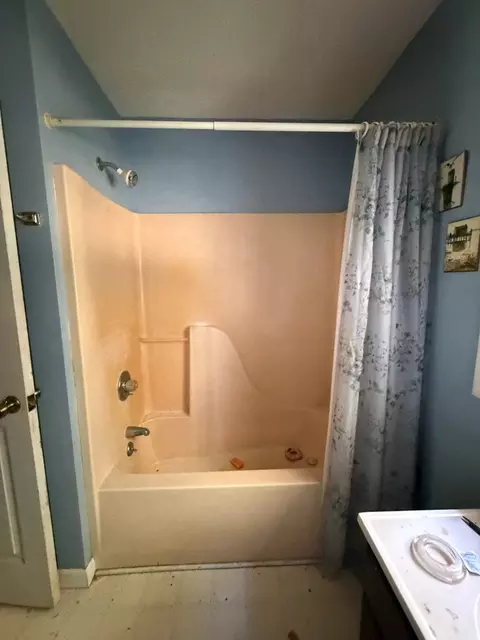 Bath - 1634 Crisp Rd, Murphy, NC 28906 photo 1 of 2