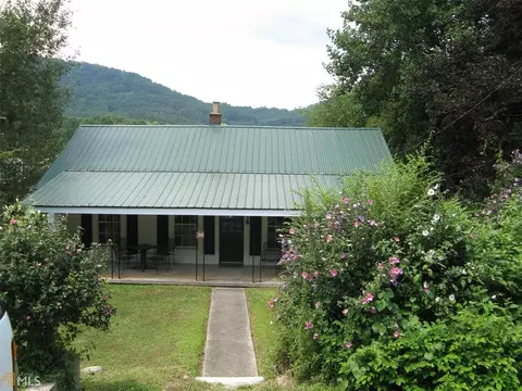 20 S Scruggs St, Mountain City, GA 30562