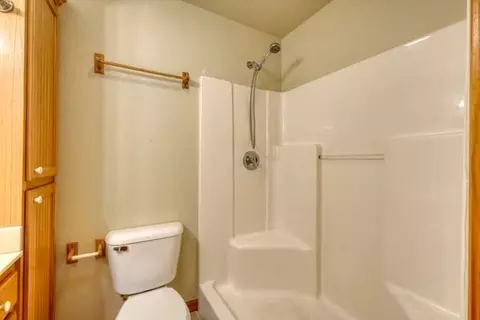 Bath - 73 Sargent Dr, Murphy, NC 28906 photo 2 of 3